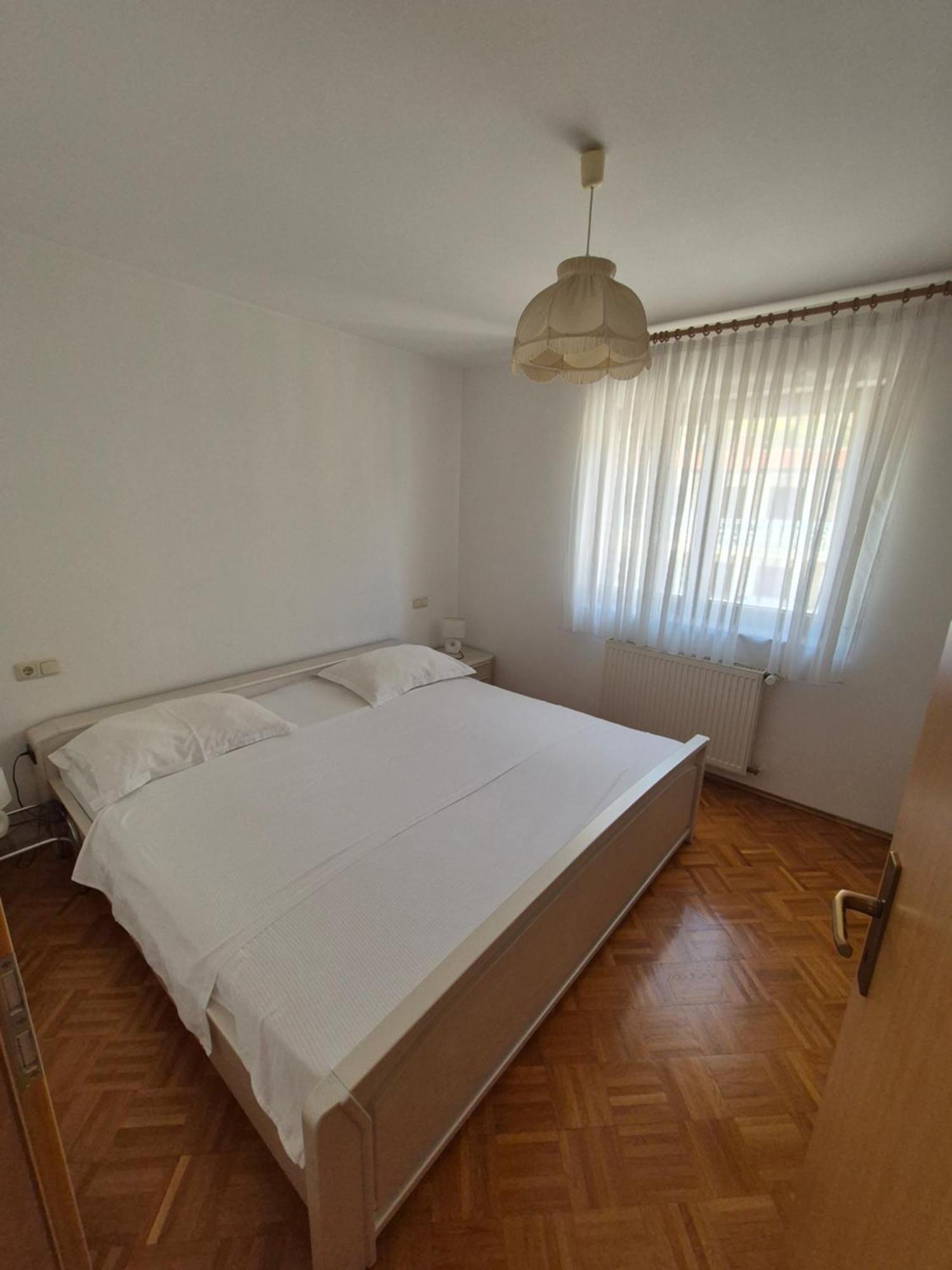 Apartments And Rooms Mamic Dugi Rat Exterior foto